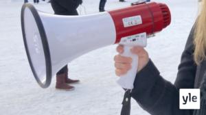 Yle Novosti:  Демонстрация против военной агрессии России на территории Украины – прямое включение: 24.02.2022 17.42