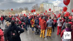 Hoitajat osoittivat mieltä Turussa: 01.04.2022 15.43