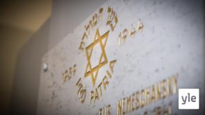 Svenska Yle live: Helsingfors synagoga pryds med blommor som protest mot nynazisternas vandalism: 18.11.2019 18.36