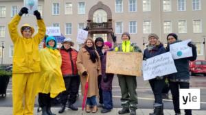 Svenska Yle live: Greta Thunbergs klimatrörelse når Raseborg - se den första fredagsdemonstrationen utanför stadshuset i Ekenäs : 29.11.2019 12.45