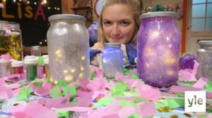 Lisa gör en glitterlampa. (S): 31.12.2019 10.38