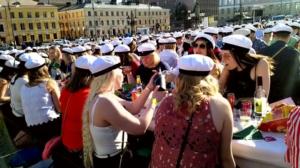 Lokalt live: 2000 högskolestuderande sjöng Helan går på Senatstorget (2/3): 24.05.2018 18.44