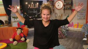 Malin leker en rörelselek. (S): 16.09.2018 13.29