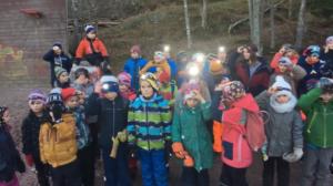 Lokalt live: Se 50 barn tända sina pannlampor i Fiskars  - nu ska trafiken i byn bli tryggare: 21.11.2018 09.24