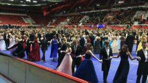 Svenska Yle live: Frasande frackar och släpande långklänningar - se gymnasietvåorna virvla runt på dansgolvet i De gamlas dans: 15.02.2019 14.25
