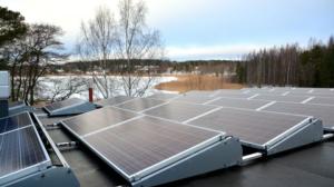 Svenska Yle live: Klättra upp på skoltaket i Grännäs – Borgå stad monterar solpaneler : 04.04.2019 11.49