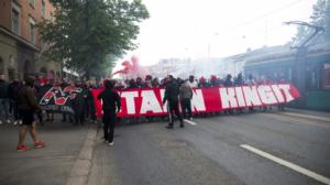 Svenska Yle live: Säsongens första fotbollsderby i Helsingfors - följ med HIFKs supportermarsch mot Tölö fotbollsstadion: 23.04.2019 17.38