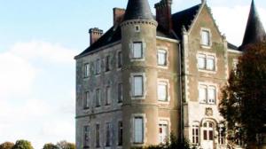 Escape to the Chateau (S) - Pig Roaster and Versailles Loo