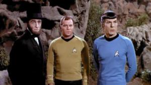 STAR TREK (7) - Verho aukeaa