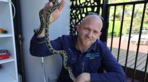 Australian käärmeentaltuttajat (16) - Pyton-näytös
